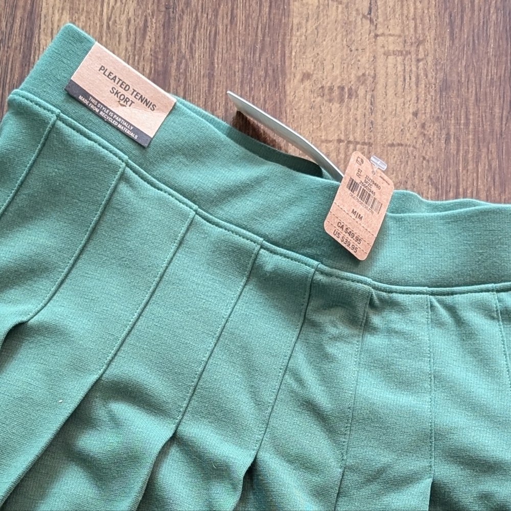 NWT VS Pink Pleated Tennis Skort Size Medium Green